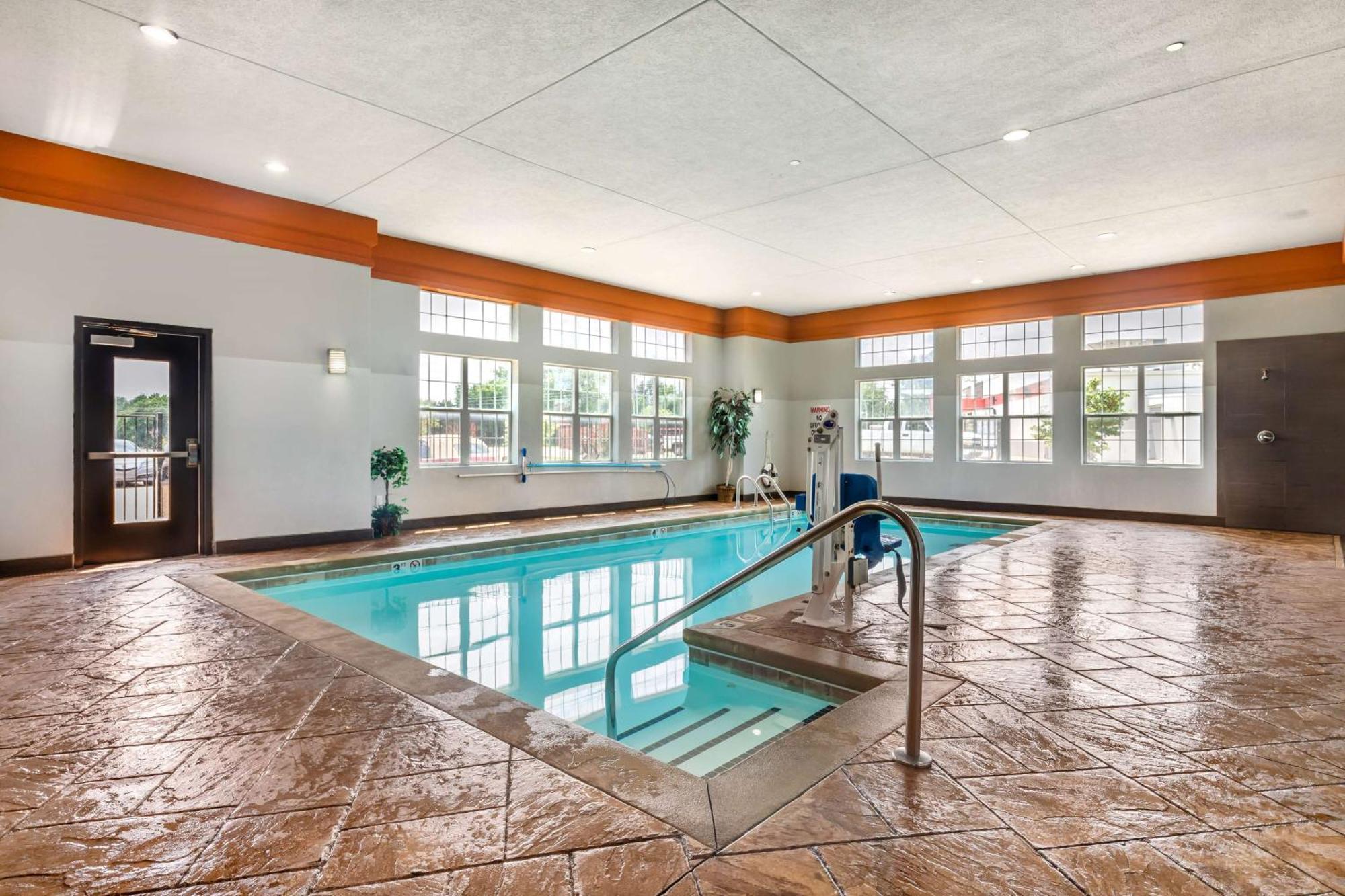 Best Western Plus Coweta'S 1St Hotel Buitenkant foto